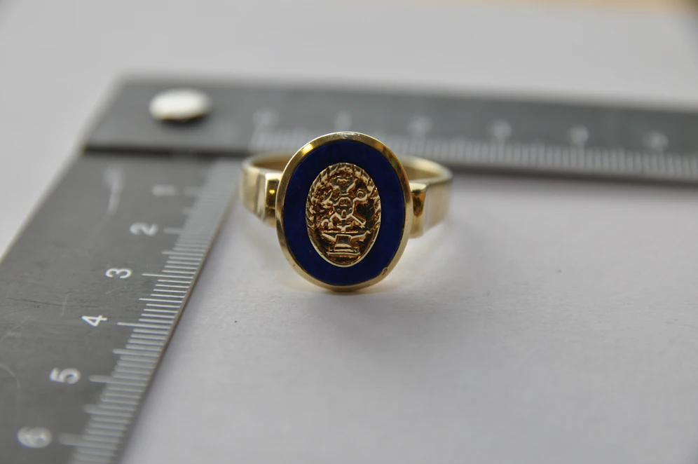 Die Polizei hat mehrere gestohlene Schmuckstücke, darunter auch diesen Ring, sichergestellt.&nbsp;