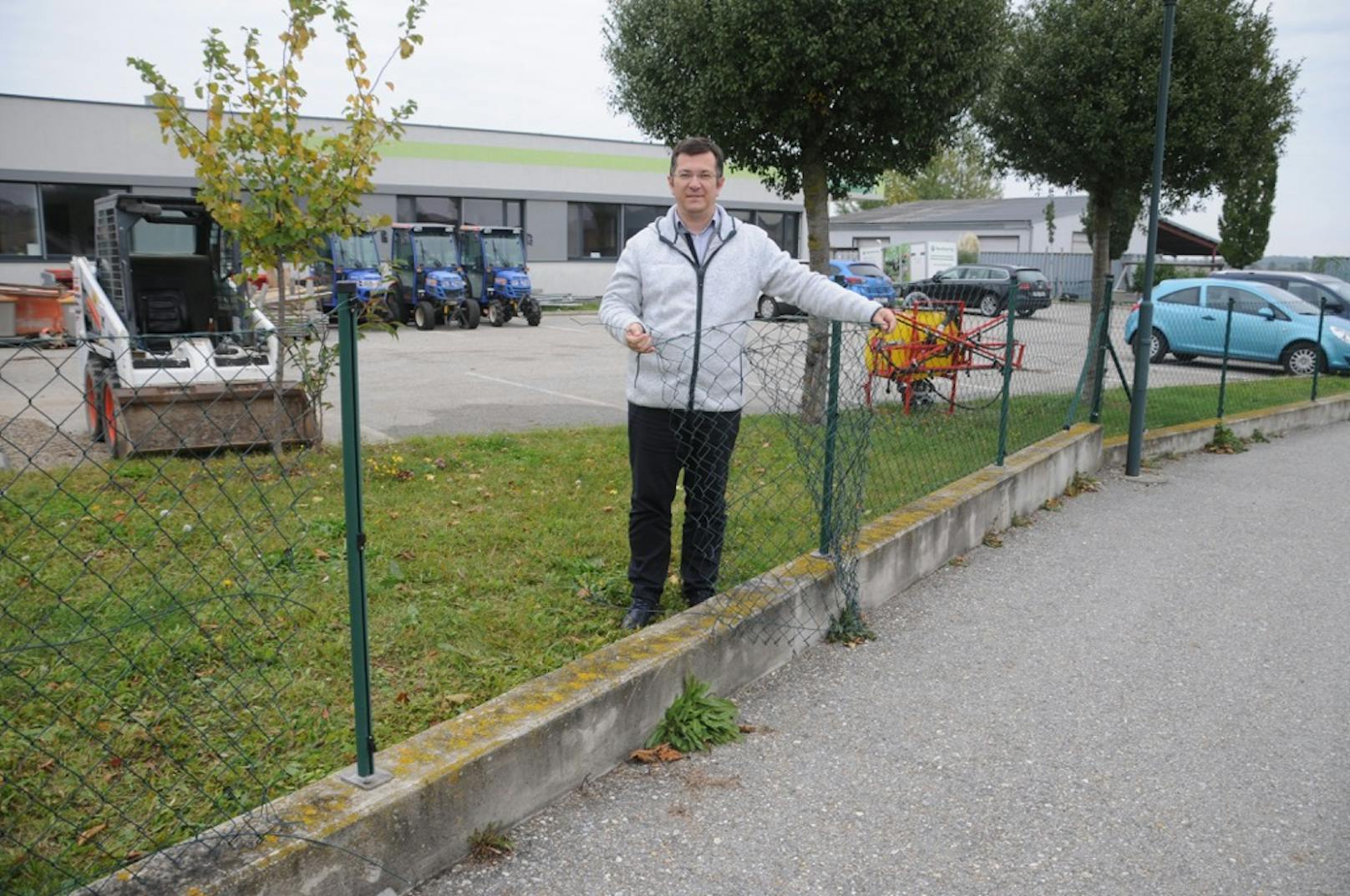 Maschinenring-Geschäftsführer Markus Göstl zeigt die Stelle wo der Häcksleranhänger abtransportiert wurde. Der Zaun ist aufgeschnitten worden.