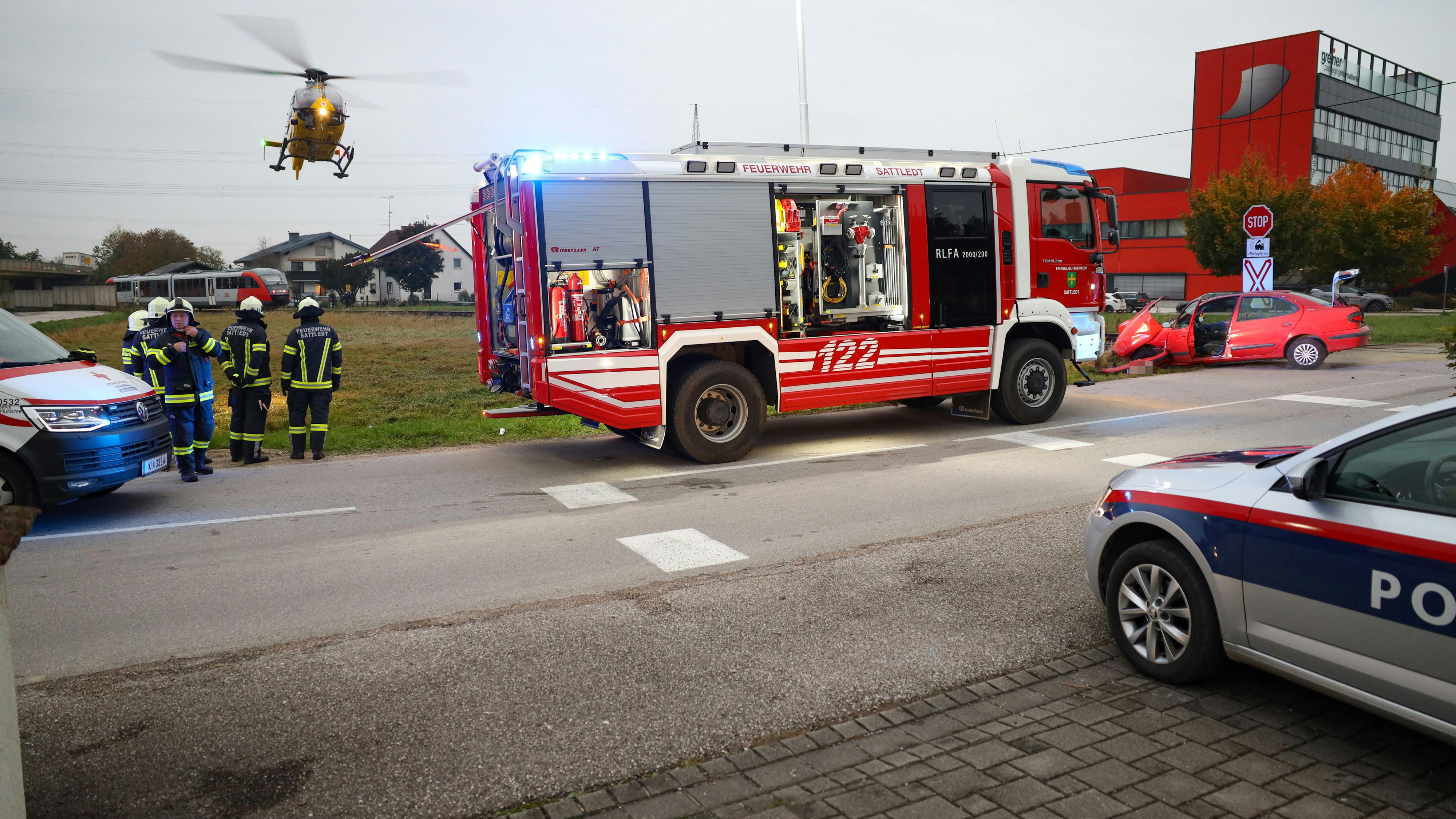 Eine Garnitur der Almbahn erfasste das Fahrzeug, vier Menschen wurden verletzt.