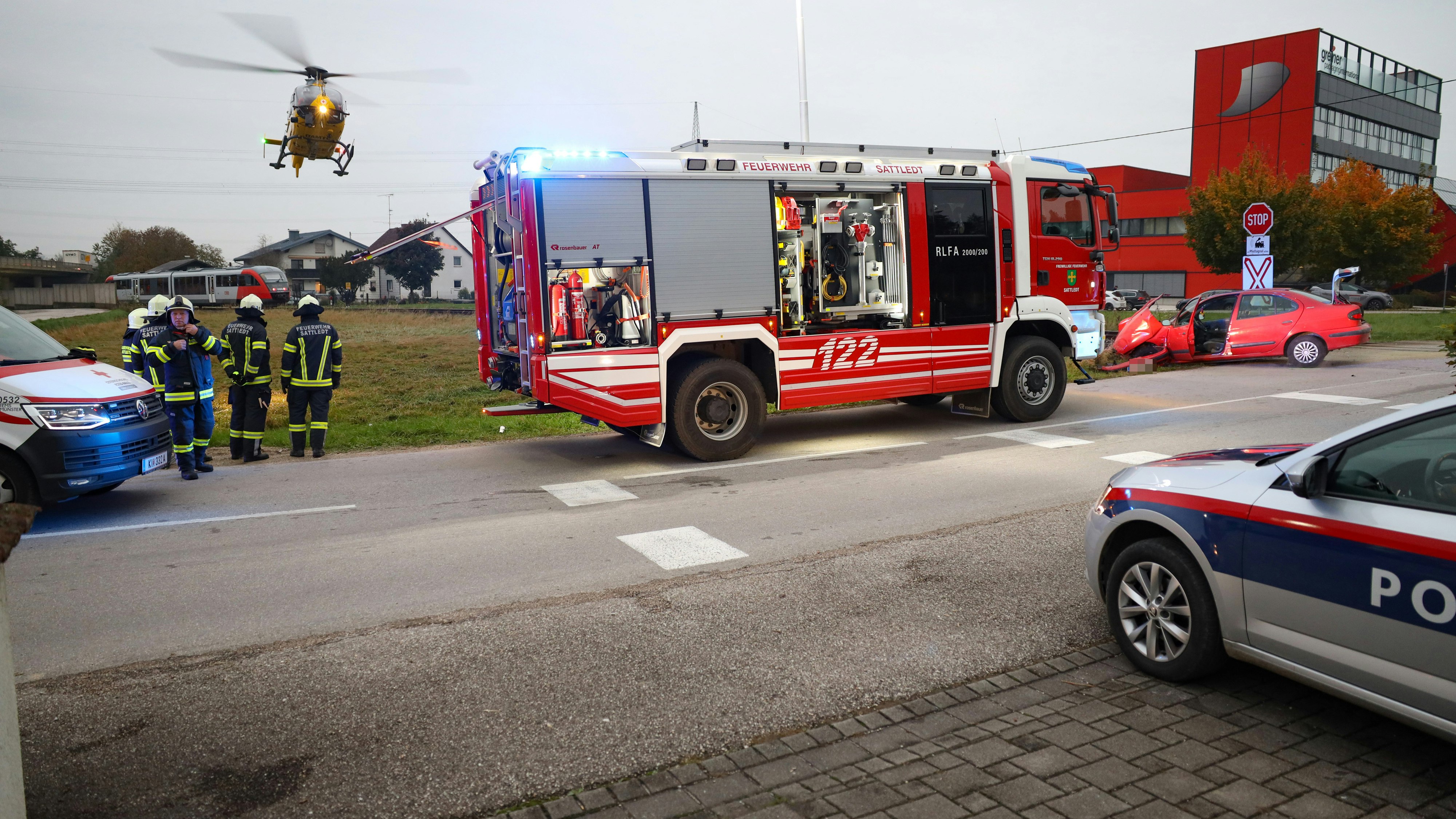 Heute.at - Güterzug rammt Auto – Feuer-Inferno in der Nacht