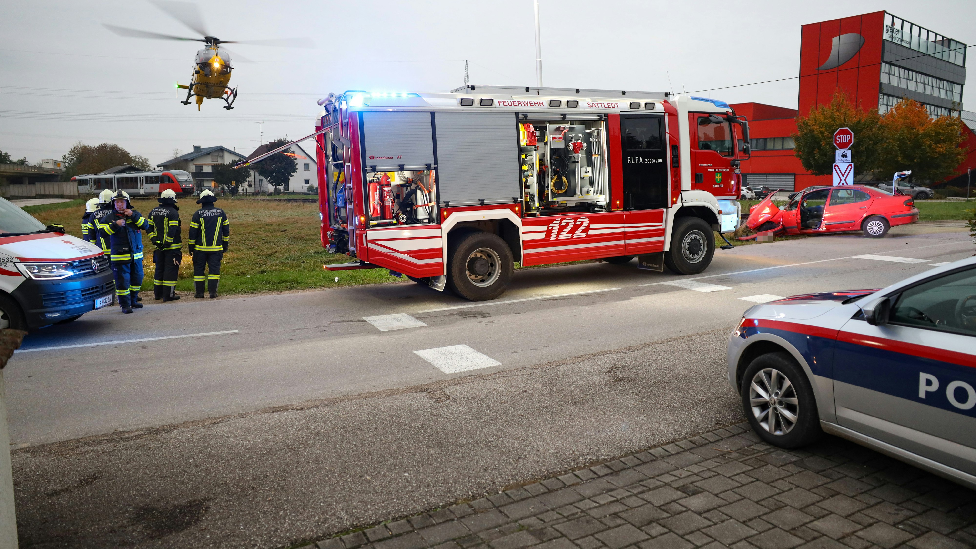 Eine Garnitur der Almbahn erfasste das Fahrzeug, vier Menschen wurden verletzt.