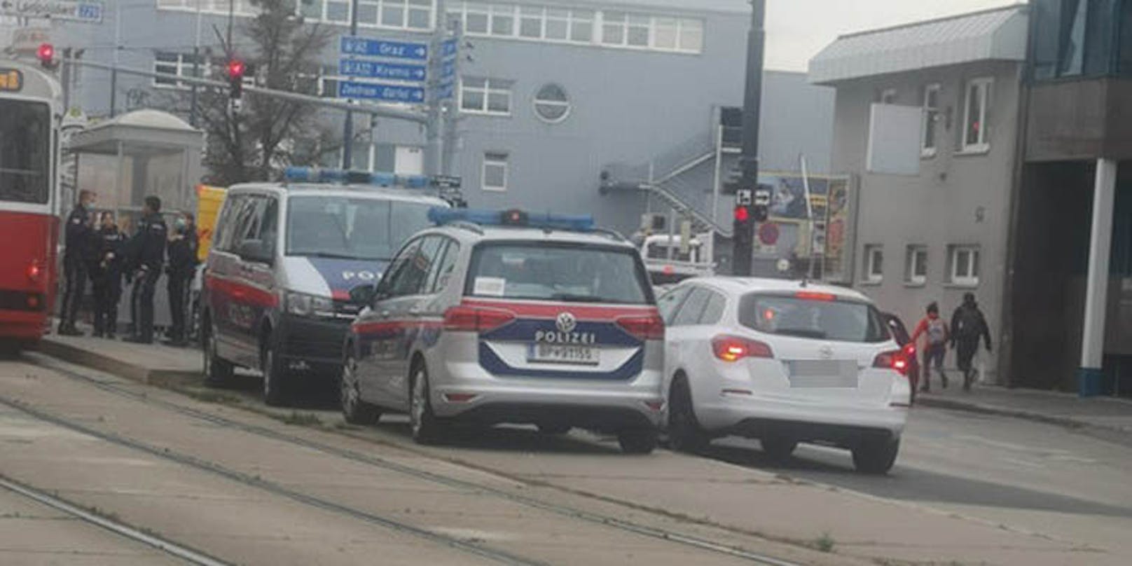 Polizei kontrolliert Straßenbahn