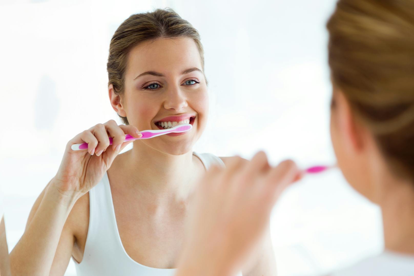 Zähne putzen kann dazu beitragen die Virenbelastung im Mund zu reduzieren