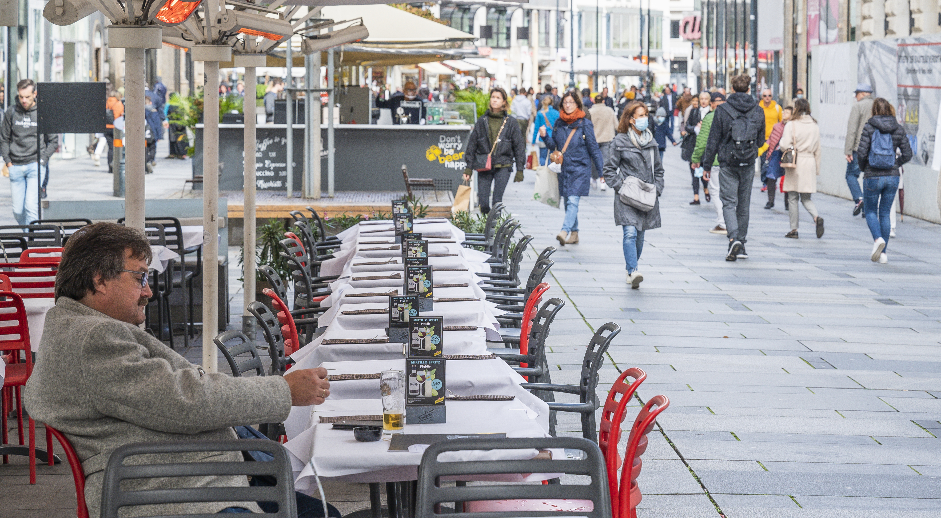 In Zukunft sind nur noch sechs Personen pro Tisch erlaubt.