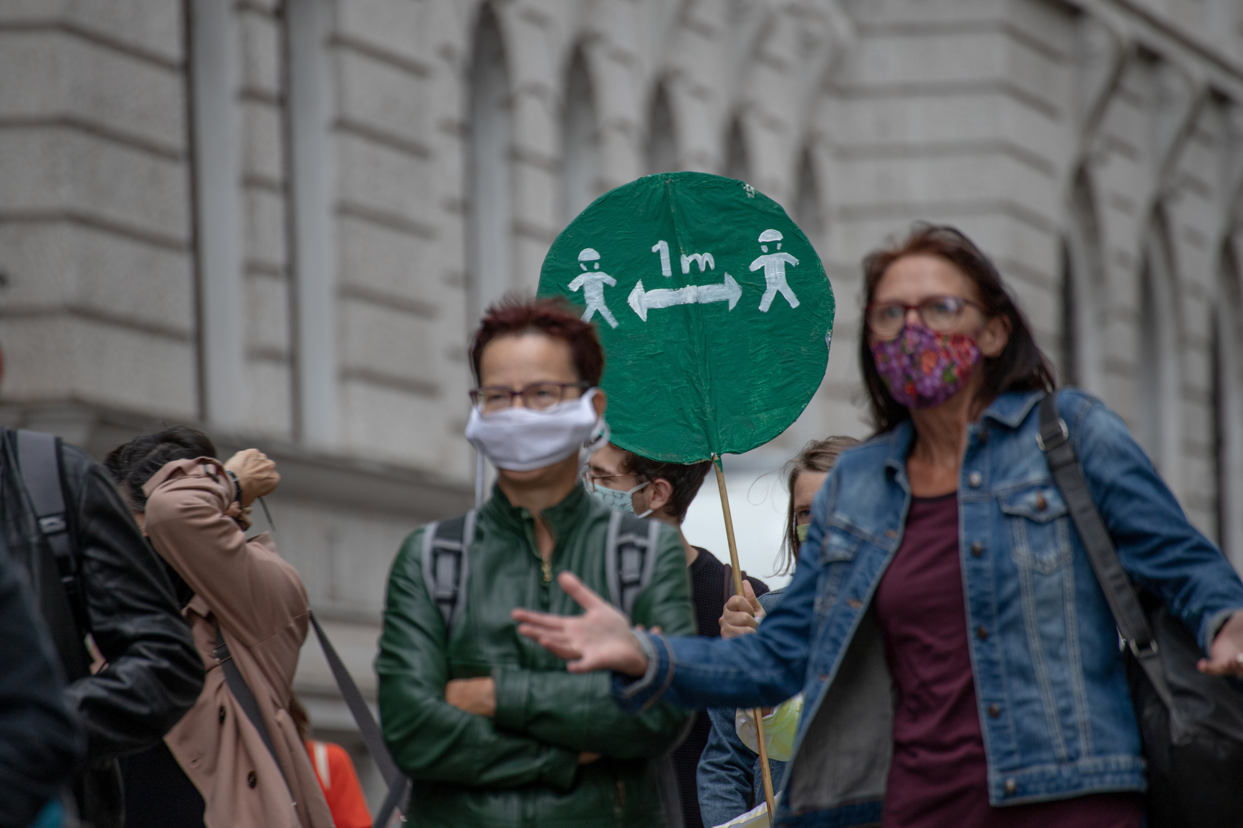 Der Mund-Nasen-Schutz wird auch bei Outdoor-Veranstaltungen verpflichtend.