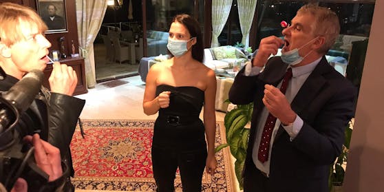 Artur und Kristina Worseg erklären, wie man den Test macht.