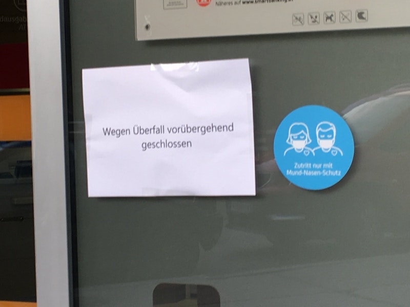 Ersten Ermittlungen am Tatort zufolge wurde die Tat von zwei Personen mittels Schusswaffe ausgeführt.