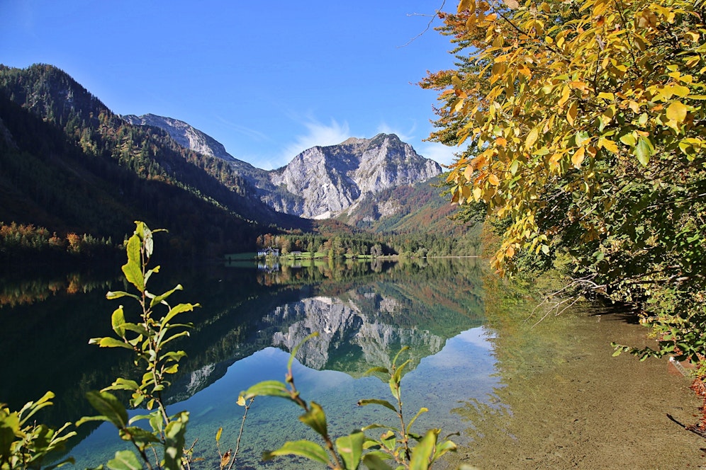 Für einen Sprung in den Vorderen Langbathsee ist es schon zu kalt. Die Temperaturen erinnern trotzdem noch ein bisschen an den Sommer.