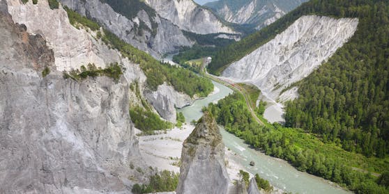 Auf seinem Weg passiert der Zug die monumentale Rheinschlucht zwischen Ilanz und Reichenau