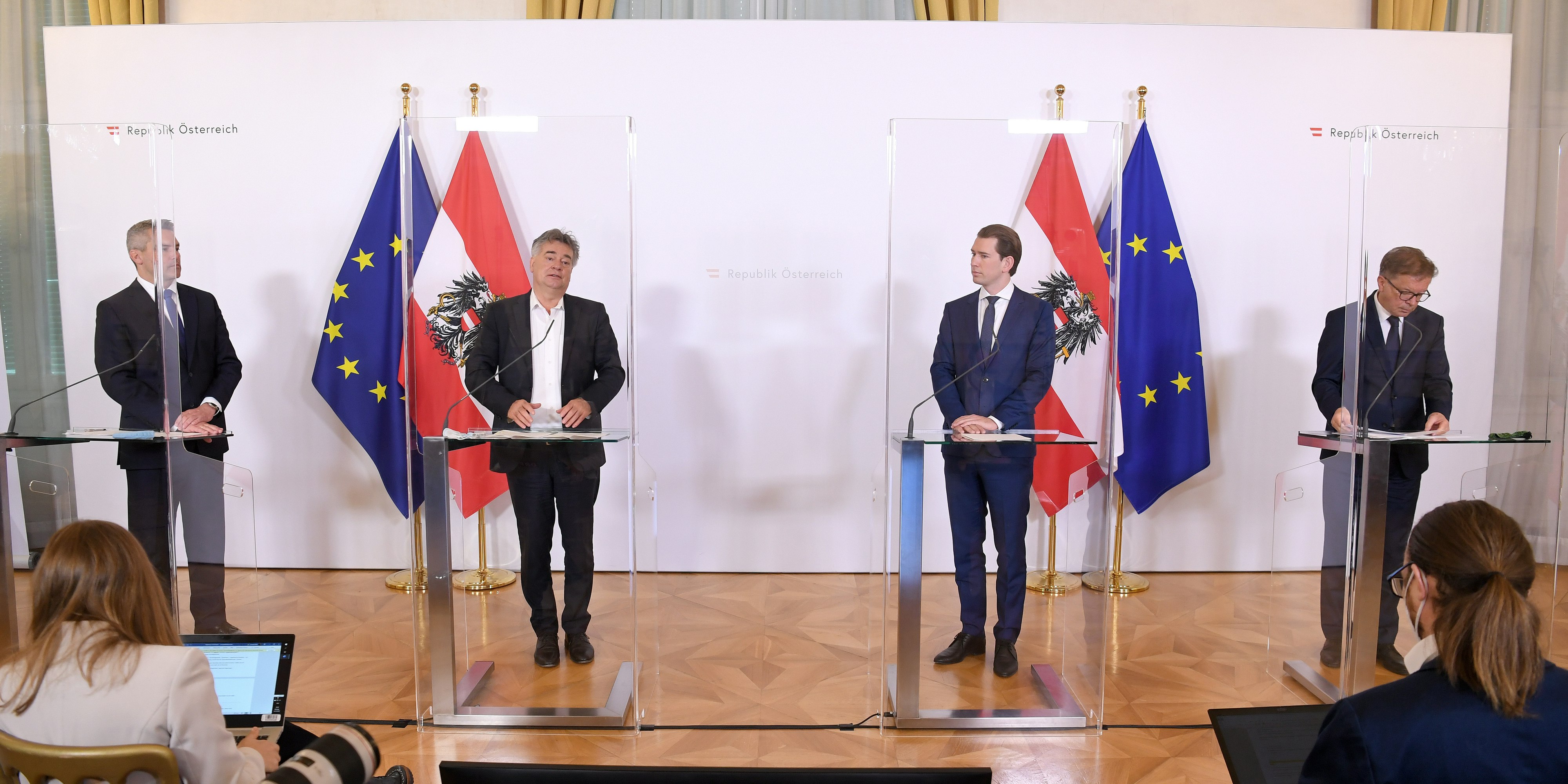 Die Regierung gibt neue Maßnahmen bekannt.