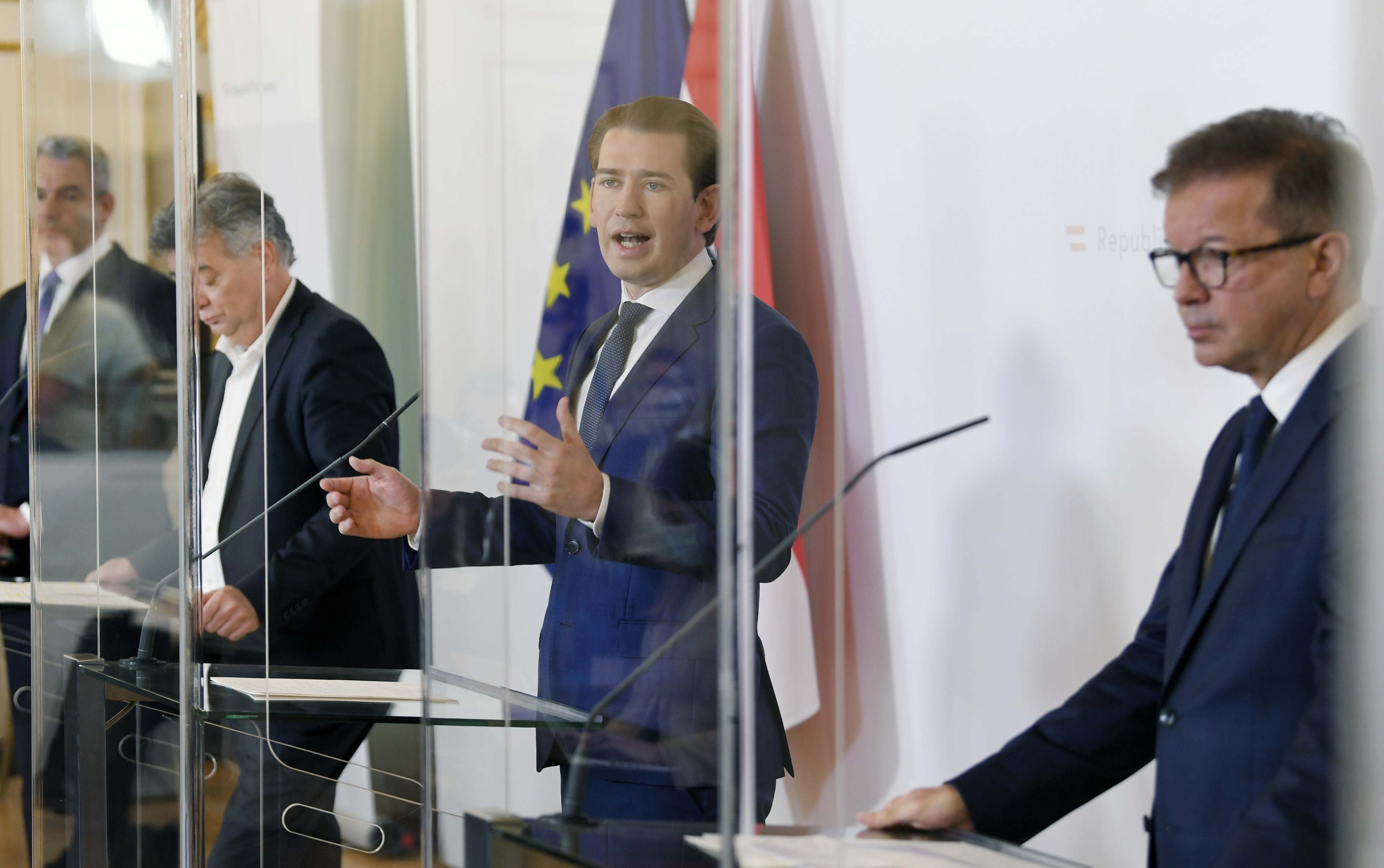 Die Regierung gibt neue Maßnahmen bekannt.