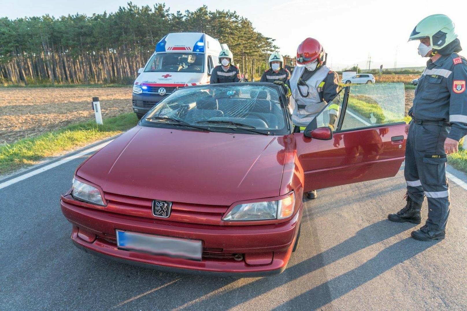 Der Wagen kam von der Fahrbahn ab und im Feld zum Stillstand. Ein Lenker (61) erlitt Verletzungen und wurde vom Rettungsdienst ins Krankenhaus gebracht.