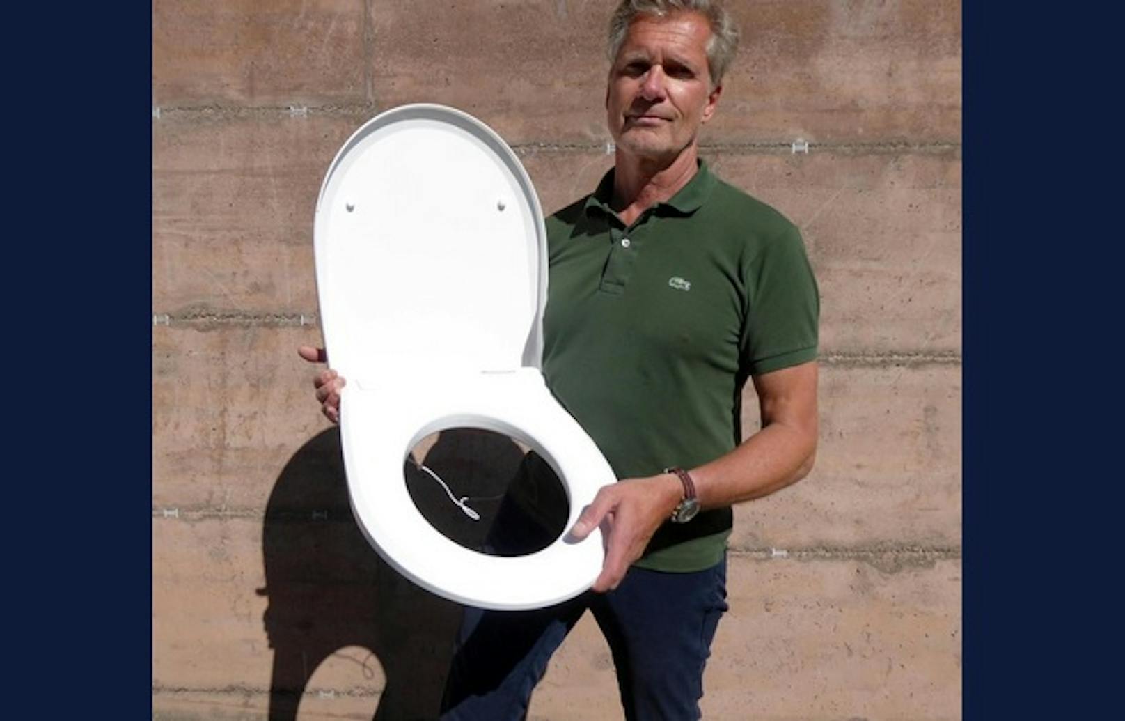 Der neue WC-Deckel "Belair 3000" in den Händen des Belair Soltion-Gründers Raymond Lüdi 