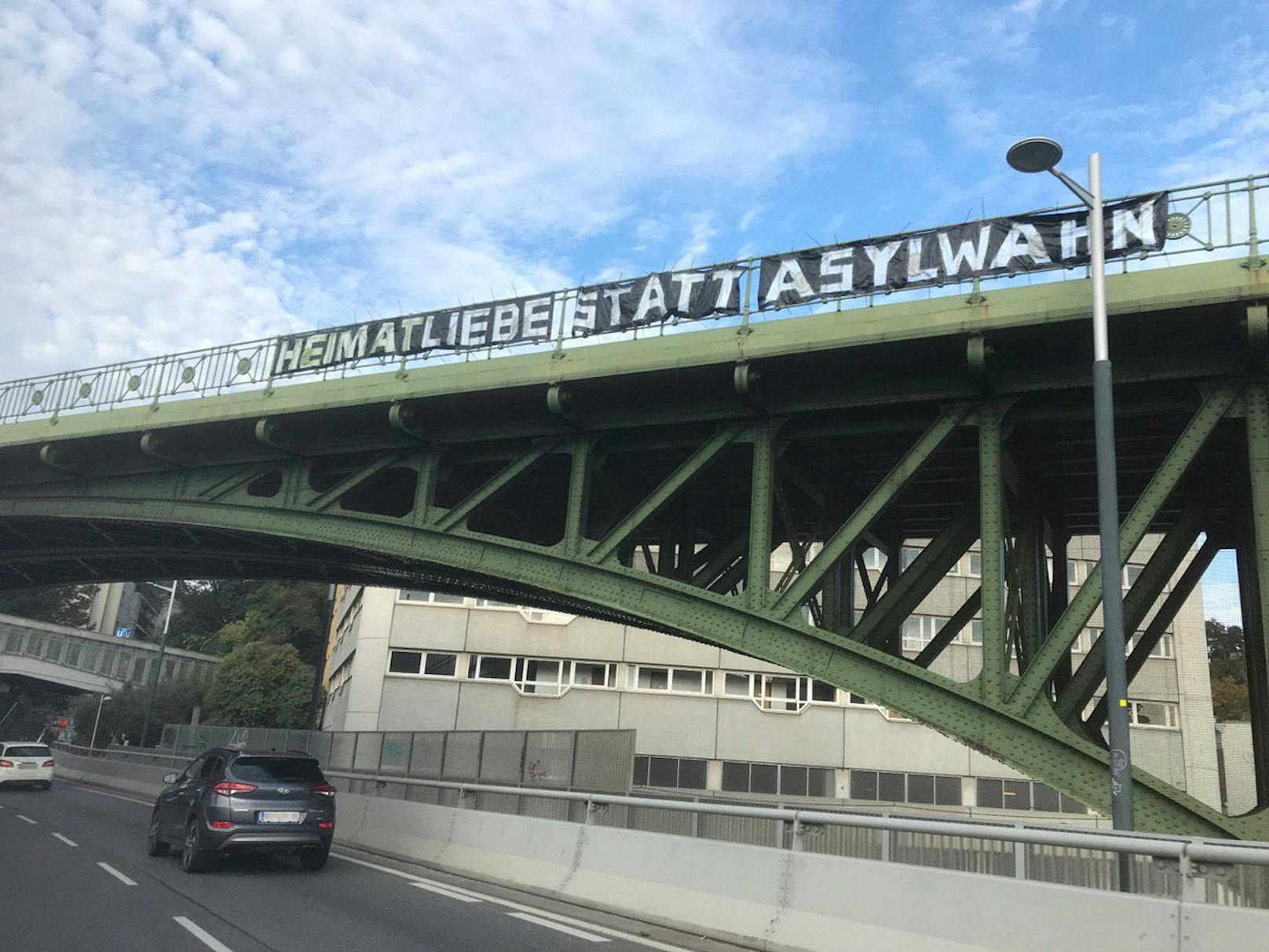 Ein Leser entdeckte das Banner auf der Brücke.