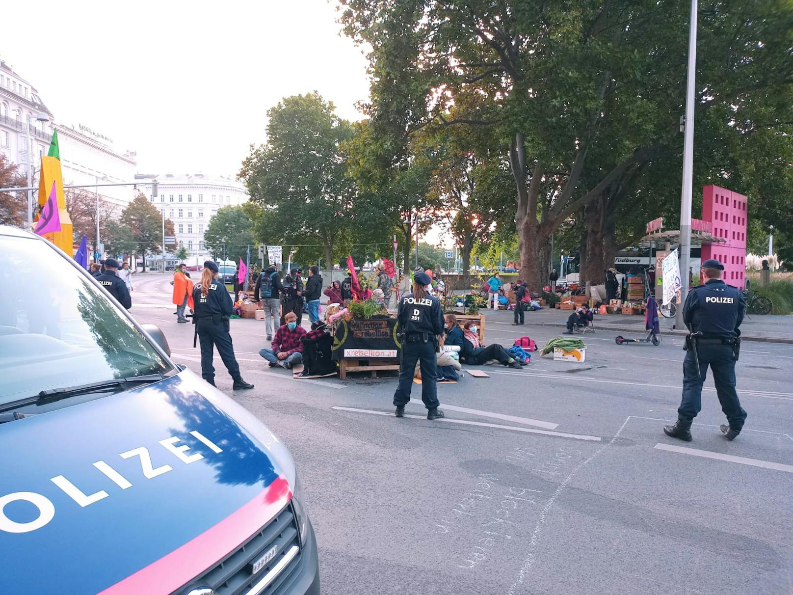 Klima-Rebellen blockieren die Operngasse und die Friedrichstraße in Wien.