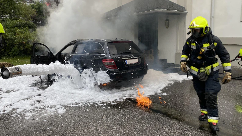 Der brennende Treibstoff wurde mit Löschschaum bekämpft.