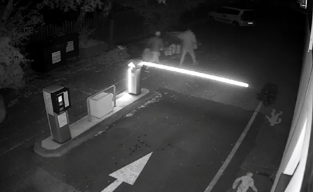 Die 2 Unbekannten stellten einfach ihren Sperrmüll bei einem Parkplatz St. Pölten ab.