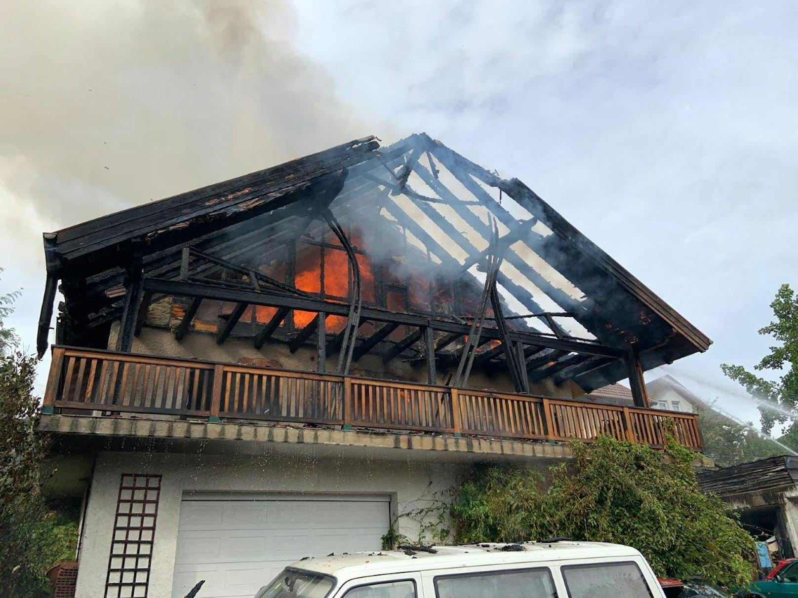 7 Wehren stehen in Pöggstall im Einsatz.