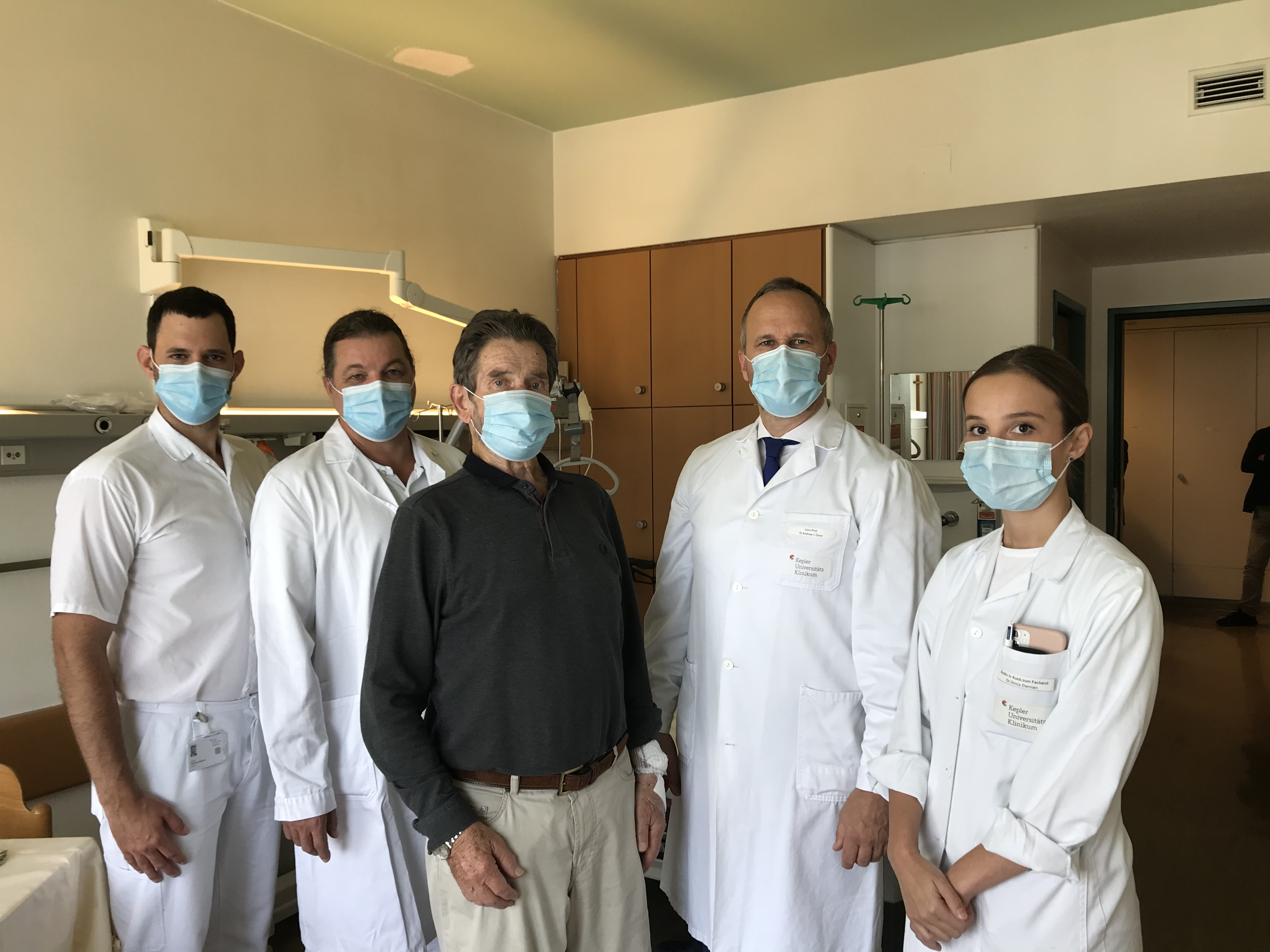 Am Kepler-Klinikum gelang Ärzten nun der weltweit erste Doppelklappenersatz am schlagenden Herzen ohne Herz-Lungenmaschine. Im Bild die behandelnden Ärzte und der Patient (M.).