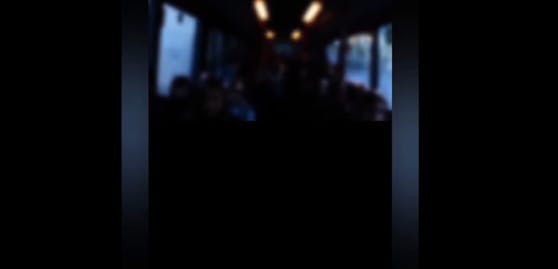 Schüler werden von Busfahrer zu Maskenverzicht aufgefordert, um nicht zu sterben.