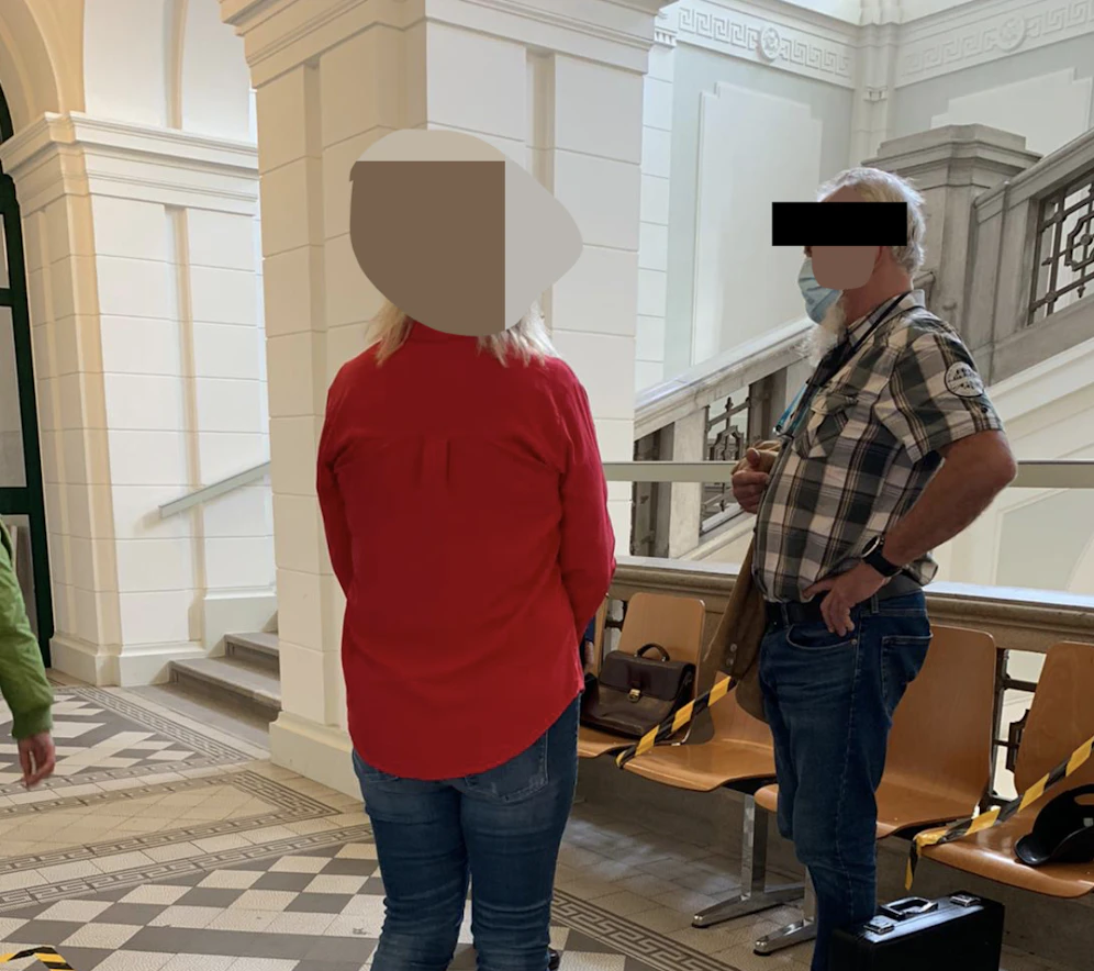 Angeklagter Ehemann (r.) vor Gericht