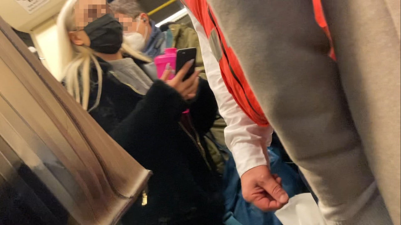 Heute.at - Mann würgte Frau in Öffis, weil sie Maske falsch trug