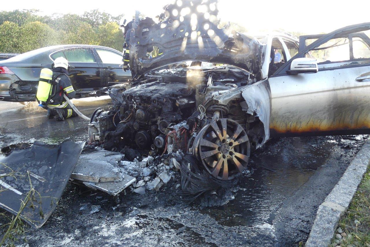 Der Wagen brannte völlig aus. 