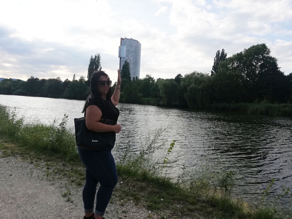 Die alleinerziehende Mutter kann keine Miete mehr zahlen.