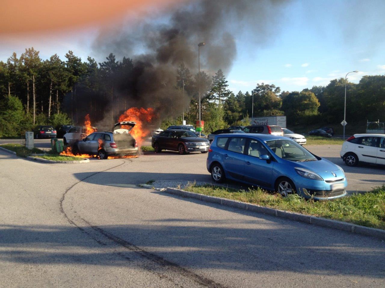 Während der Fahrt auf der A2, Höhe Wöllersdorf, fing ein Pkw zu brennen an.