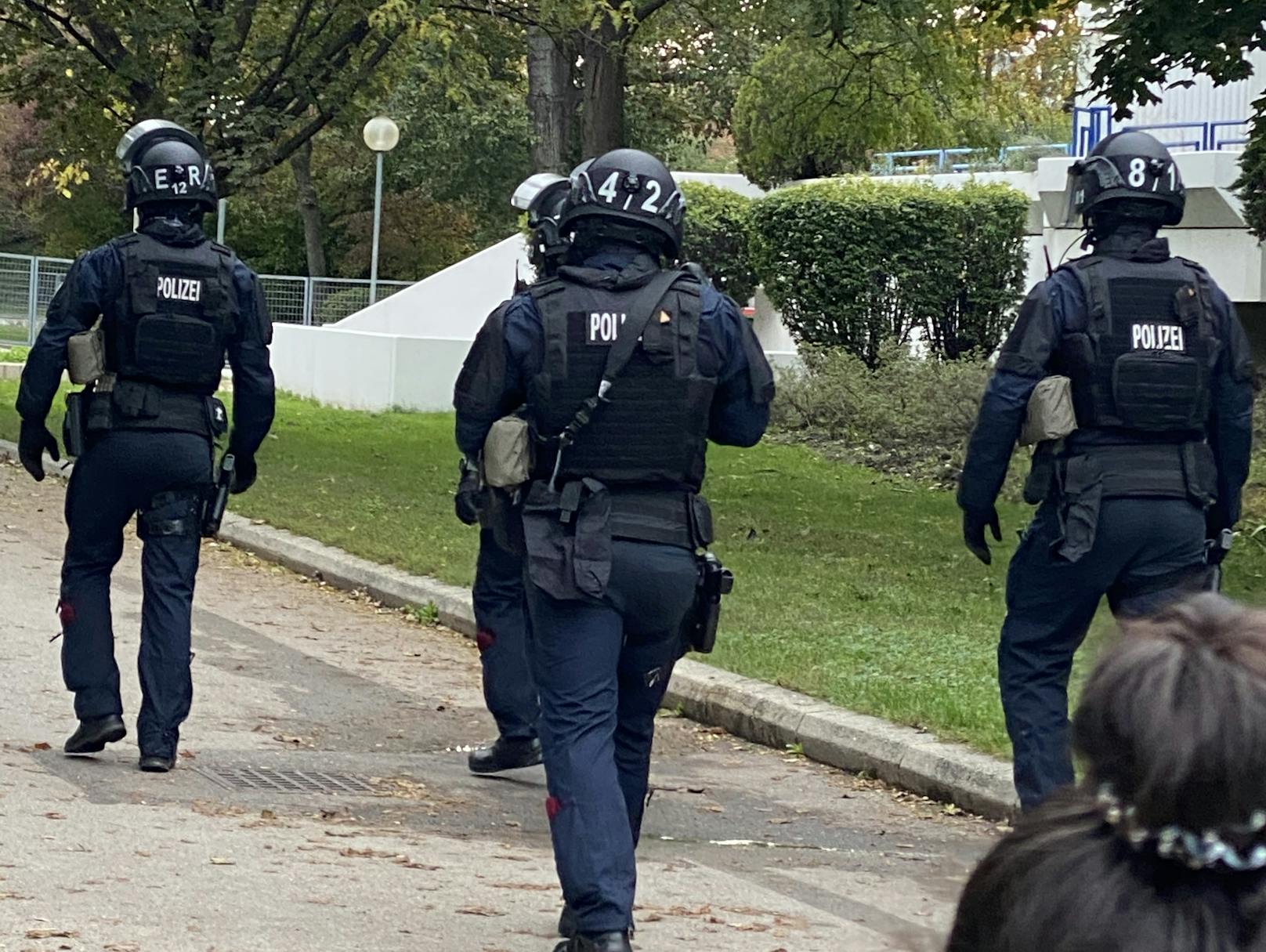 Fahndung der Polizei-Spezialeinheit WEGA in Wien