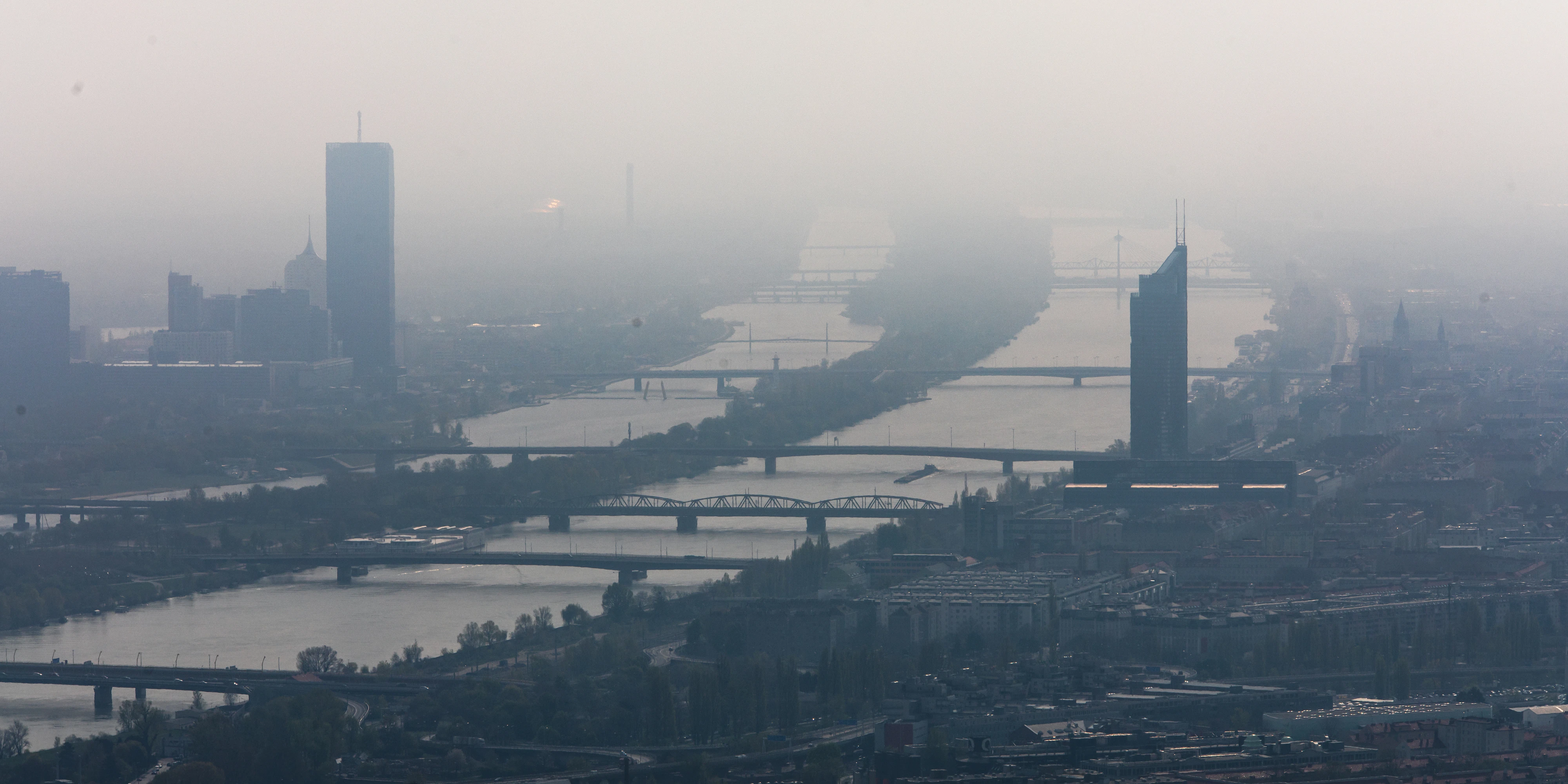 Blick auf Wien, die Donau sowie DC als auch Millenium Tower im Nebel