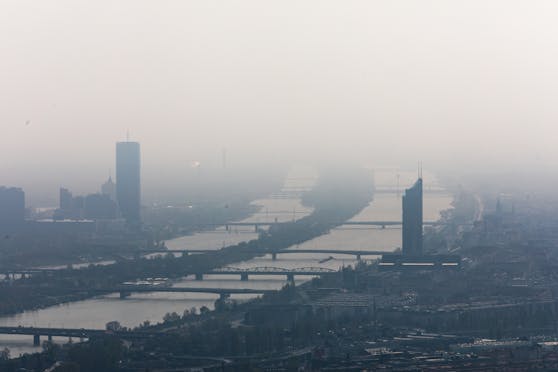 Blick auf Wien, die Donau sowie DC als auch Millenium Tower im Nebel