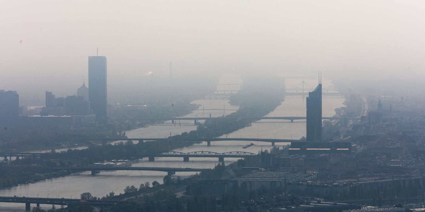 Blick auf Wien, die Donau sowie DC als auch Millenium Tower im Nebel