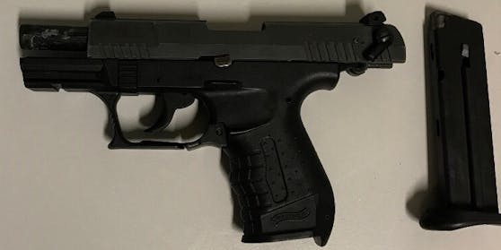 Mit dieser Gaspistole soll ein 20-Jähriger mehrere Menschen auf offener Straße bedroht haben.