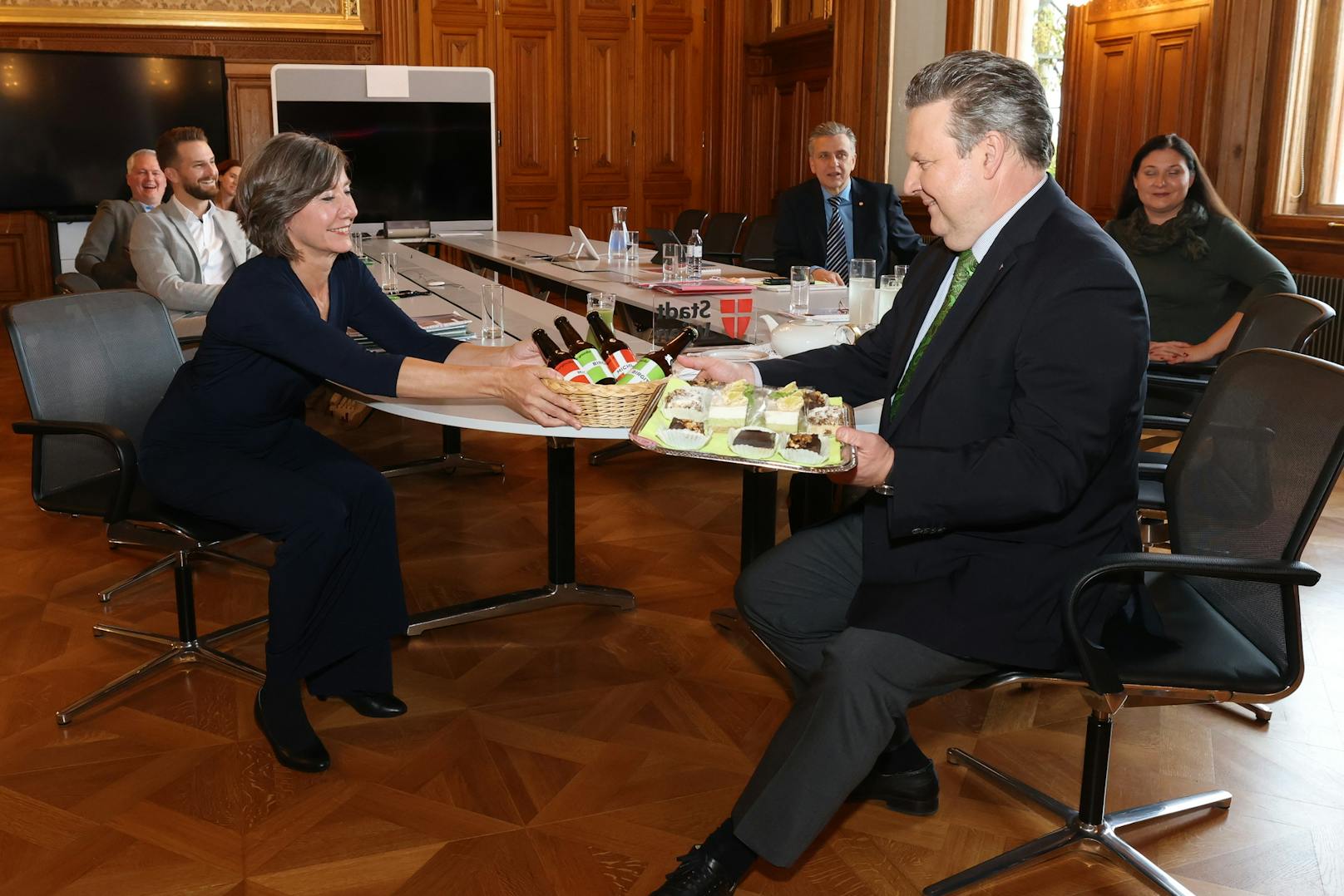 Grünen-Chefin Birgit Hebein überraschte Bürgermeister Michael Ludwig (SPÖ) mit Bier, er revanchierte sich mit veganer Bio-Bäckerei und Green Smoothies.