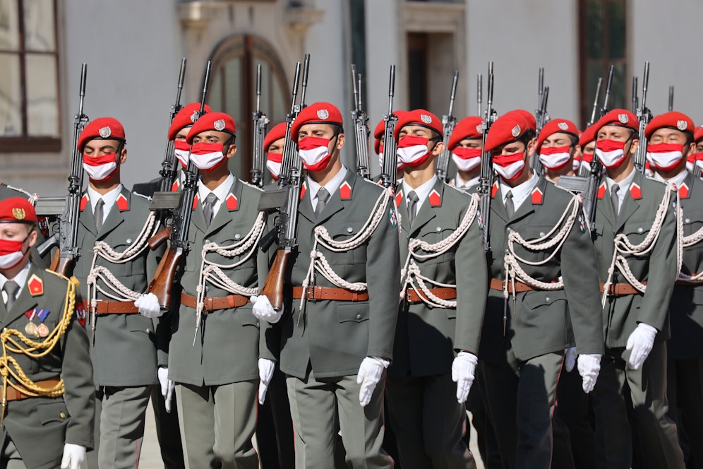 Garde -Bundesheer mit Masken
