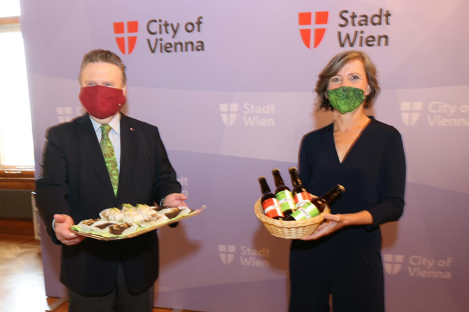 Grünen-Chefin Birgit Hebein überraschte Bürgermeister Michael Ludwig (SPÖ) mit je zwei Flaschen "Michl"- und "Birgit"-Bier.&nbsp;Er revanchierte sich mit veganer Bio-Bäckerei und Green Smoothies.