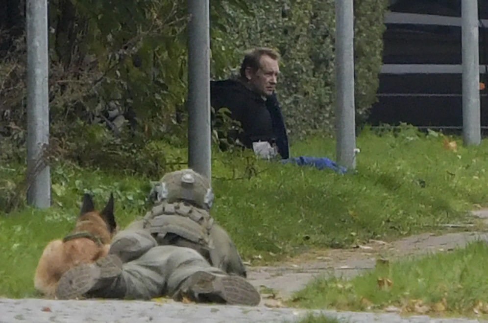 Madsen - observiert von einem Beamten. Kurz darauf erfolgte der Zugriff.