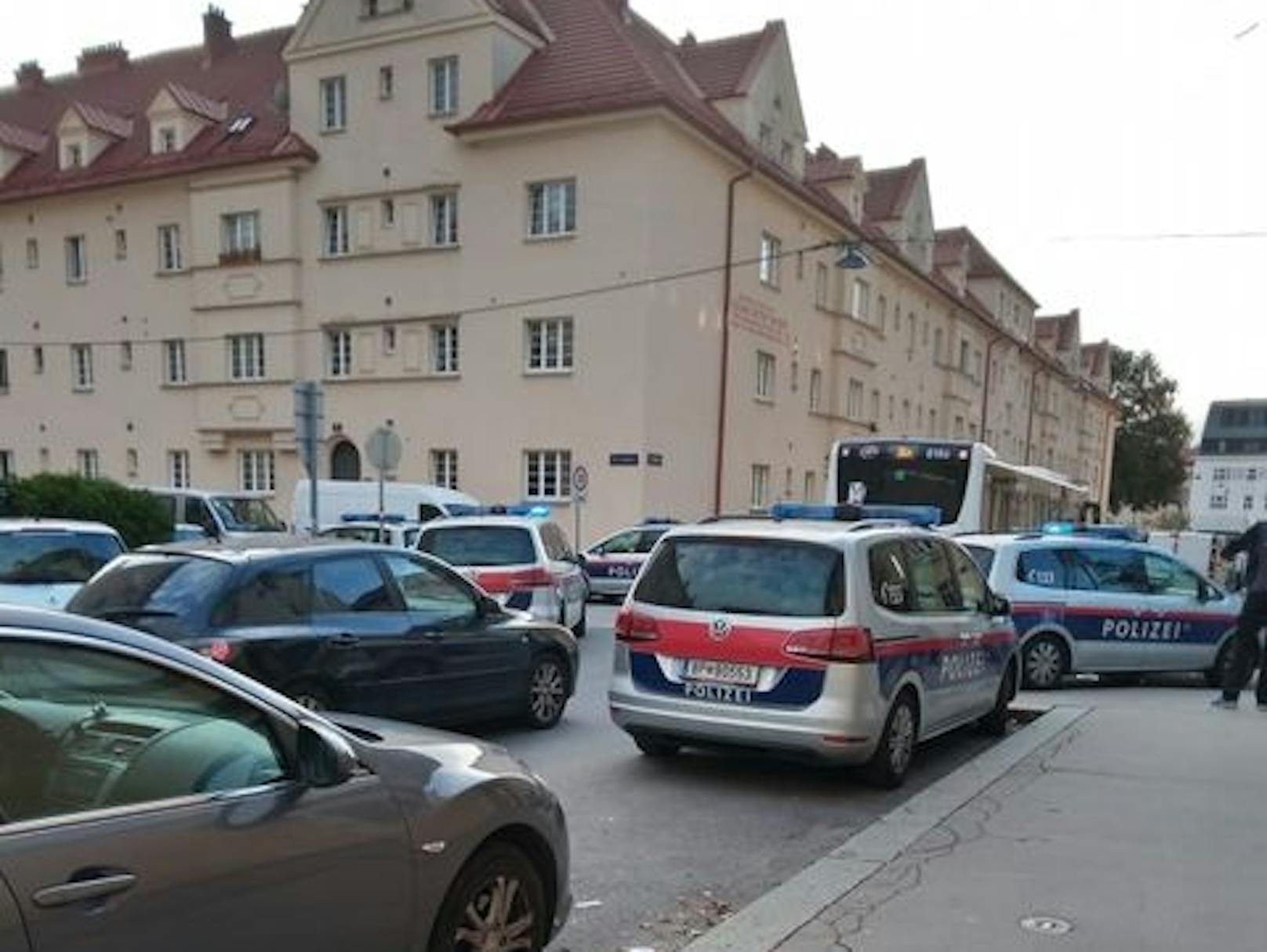 In Großjedlersdorf wurde Augenzeugen zufolge eine Wohnung gestürmt. 