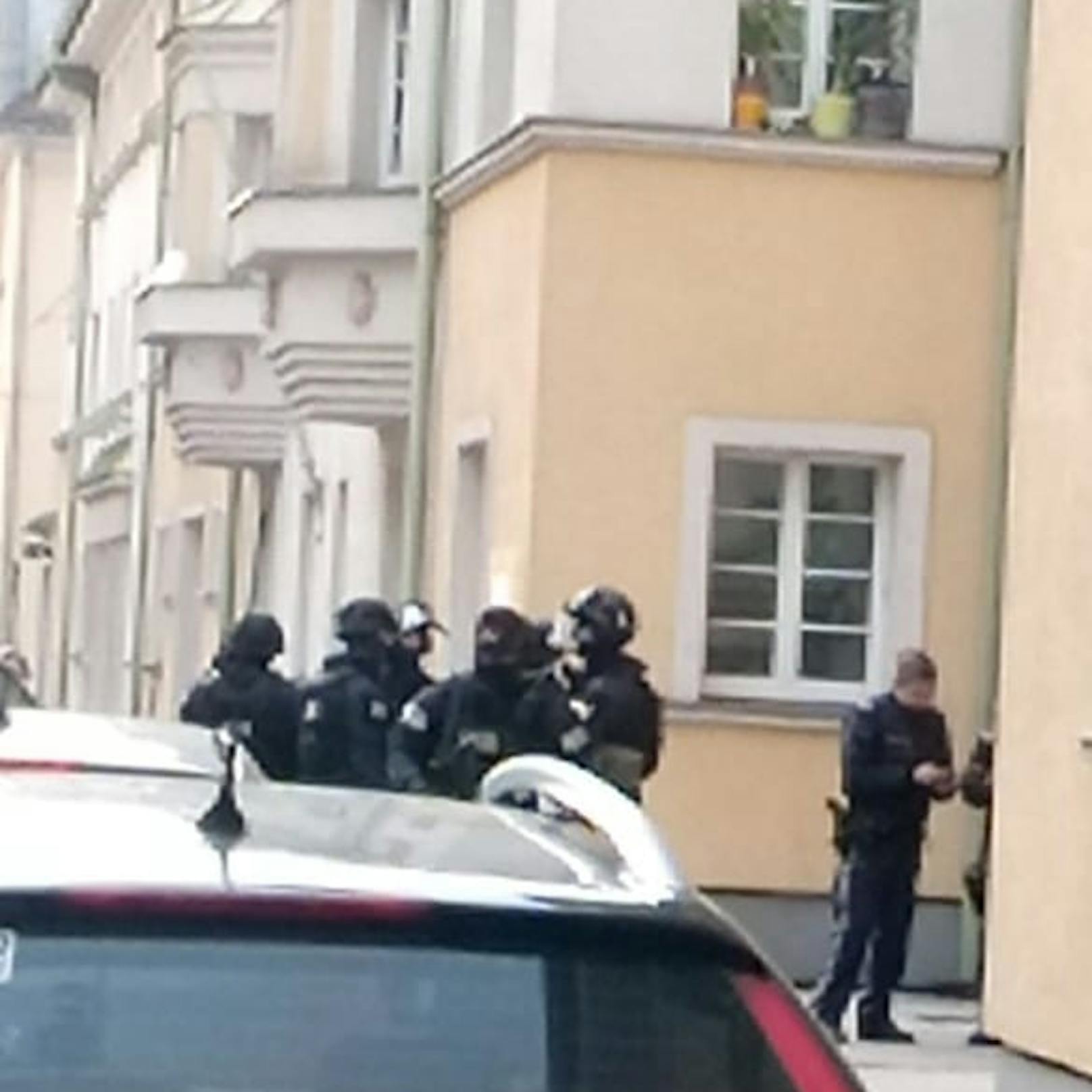 In Großjedlersdorf wurde Augenzeugen zufolge eine Wohnung gestürmt. 