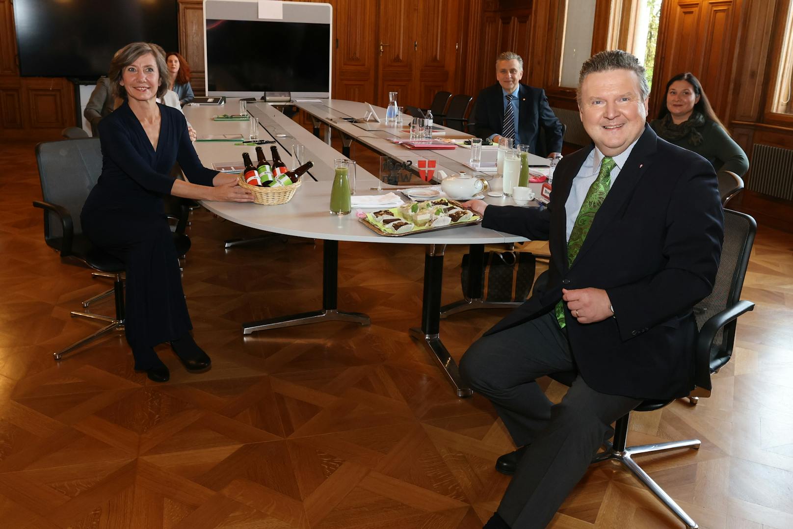 Grünen-Chefin Birgit Hebein überraschte Bürgermeister Michael Ludwig (SPÖ) mit Bier, er revanchierte sich mit veganer Bio-Bäckerei und Green Smoothies.