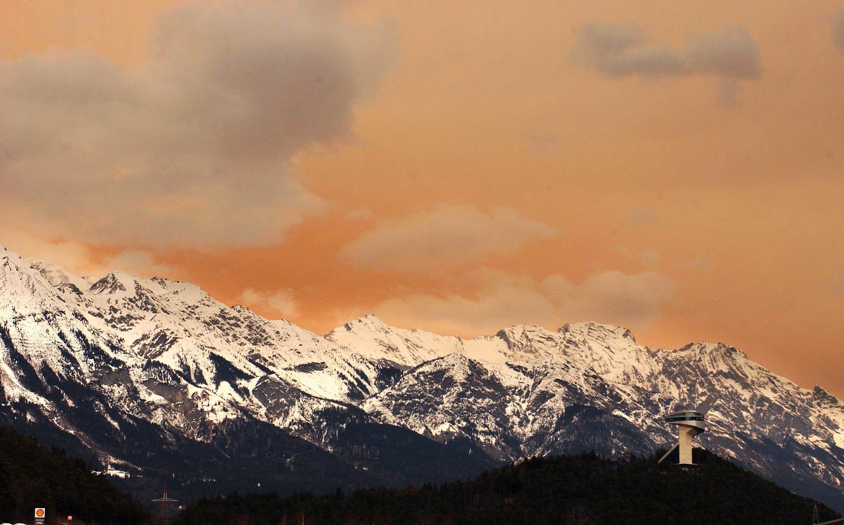 Staub und Sand aus der Sahara zauberten am 21. Februar 2004 eine ockerfarbene Wolkenstimmung über die Nordkette und das Inntal.