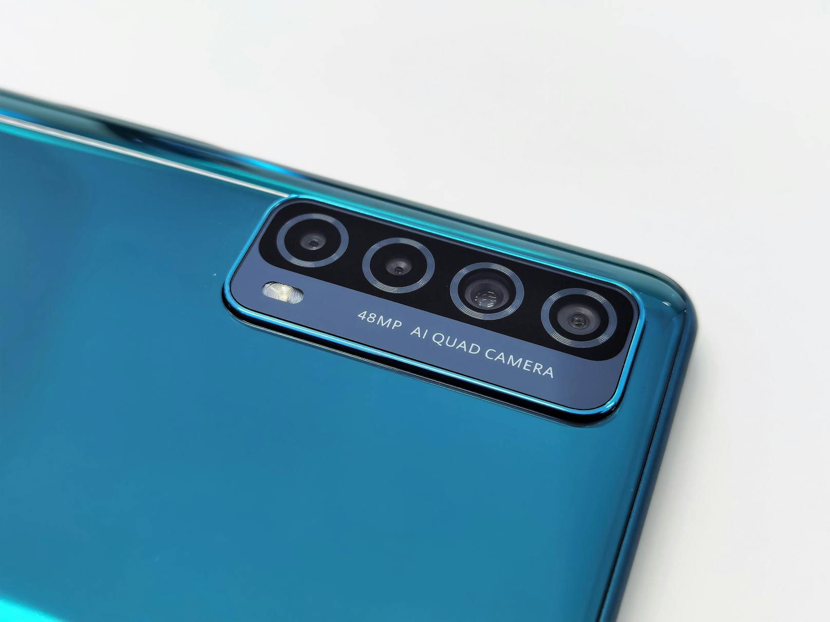 Das Huawei P smart 2021 fällt vor allem in der grünen Farbe mächtig auf.&nbsp;Liegt das Smartphone mit dem Rücken nach oben am Tisch, tut man sich schwer, die Rückseite als Kunststoff zu erkennen.