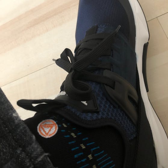 Der 750 Euro teure Schrott-Sneaker am Fuß mit dem nächsten umstrittenen Produkt: NeuroSocks (44 Euro pro Paar)