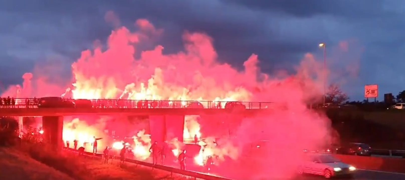 Die Fans von Stade Rennes liefern eine Pyro-Show ab. 