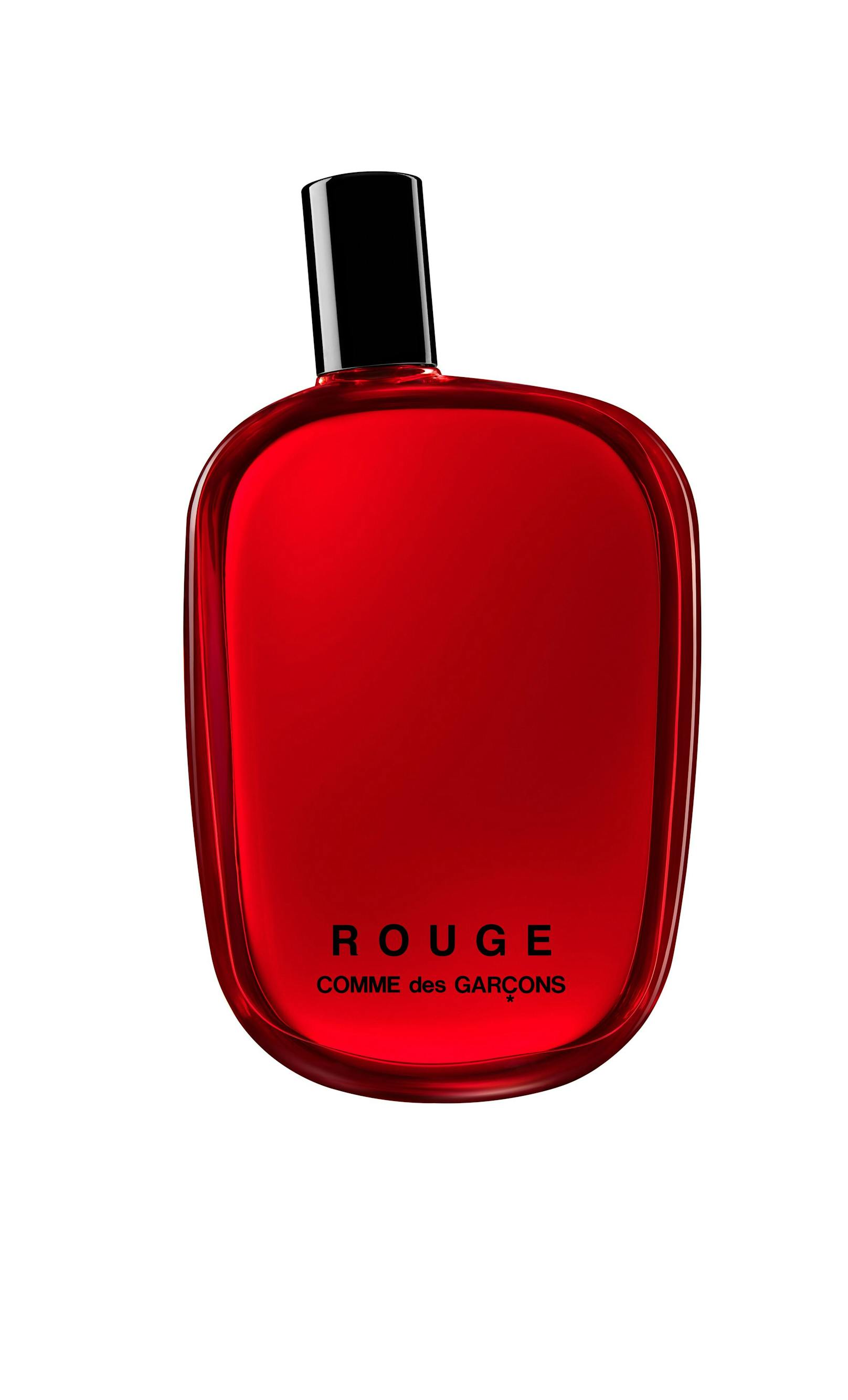 <strong>"Rouge" von Comme des Garçons</strong> steht mit einer Duft-Kombi aus rosa Pfeffer, Rosengeraniumblatt aus Ägypten, Patschuli und Amber für Leidenschaft pur. Das Eau de Parfum gibt es ab 2. November 2020 um 140 Euro in ausgewählten Douglas Filialen.