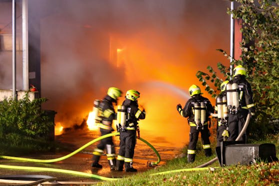 Mehrer Explosionen waren zu hören, dann brannte es licherloh.