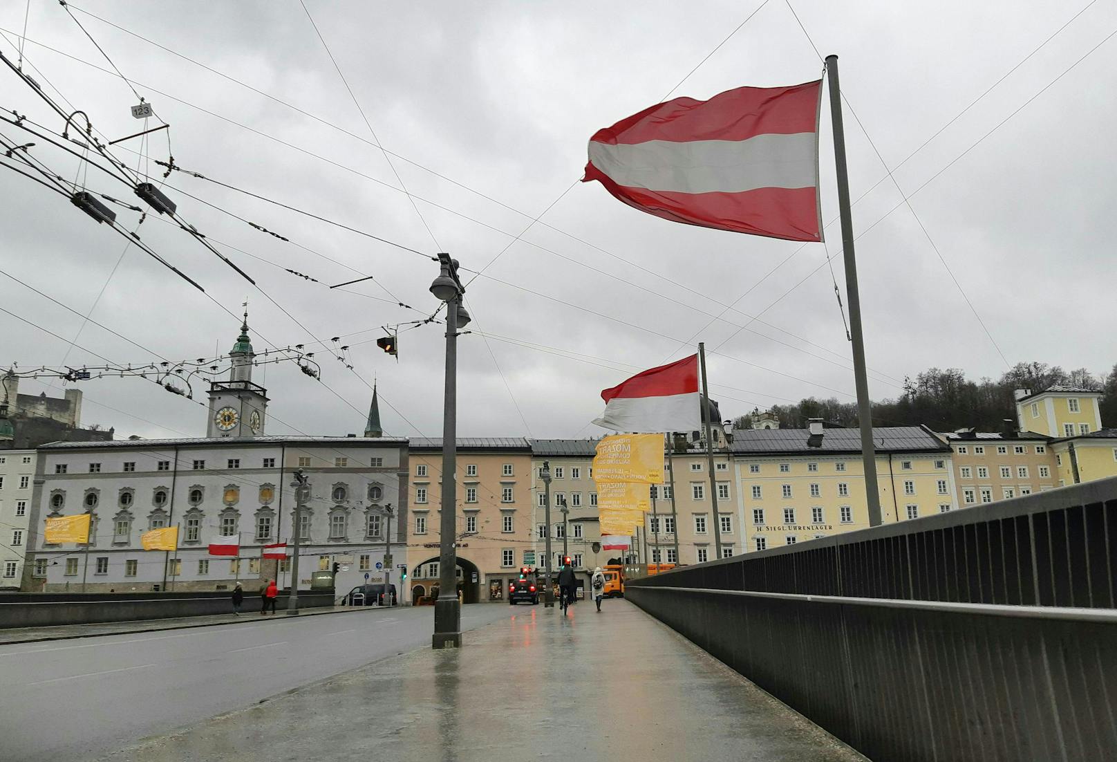 Symbolfoto: Starker Wind am 10. Februar 2020 auf der Staatsbrücke in Salzburg