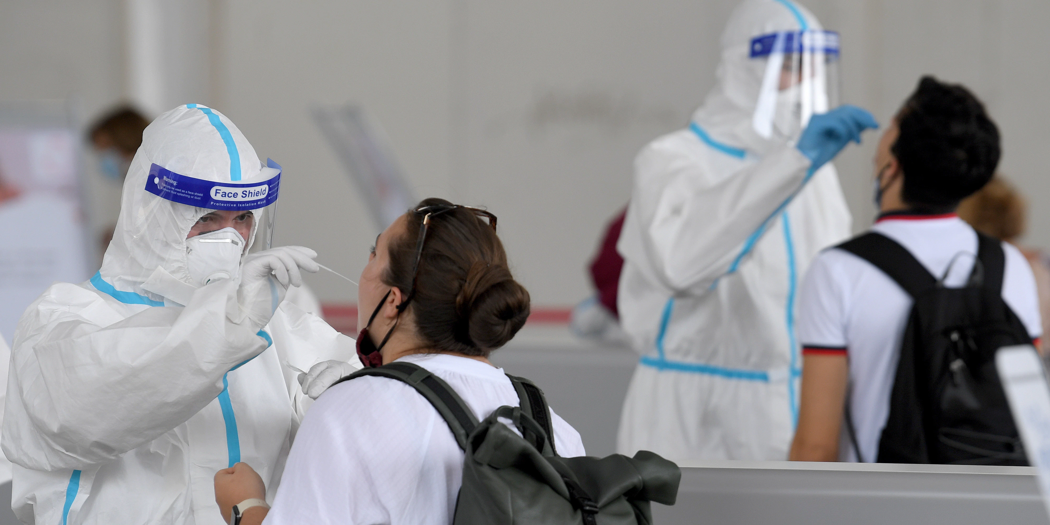 Testabnahme in einer Covid-19-Teststraße für 15-Minuten-Schnelltests vor Beginn einer Lehrveranstaltung der WU-Wien im Austria Center Vienna in Wien am 16. September 2020