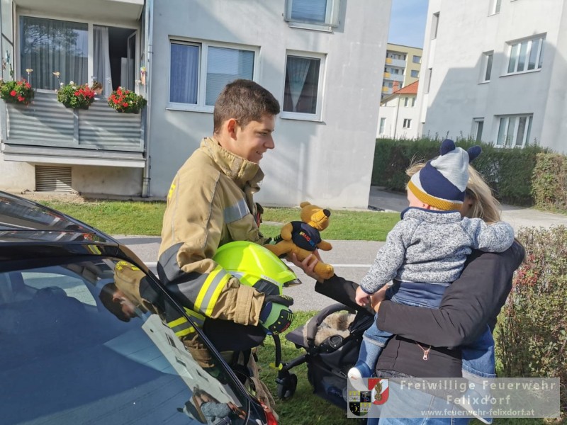 Nach der Rettungsaktion übergab ein Floriani dem Kind einen Bären.